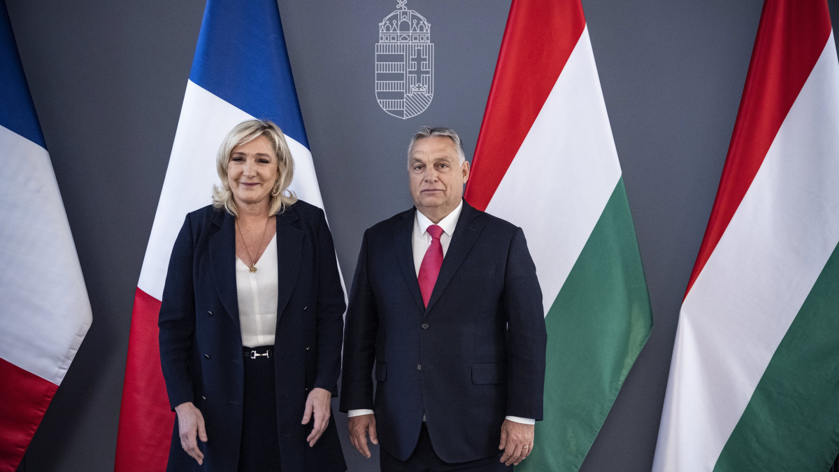 A Miniszterelnöki Sajtóiroda által közreadott képen Orbán Viktor miniszterelnök, a Fidesz elnöke fogadja Marine Le Pent, a francia Nemzeti Tömörülés elnökét a Karmelita kolostorban 2021. október 26-án.