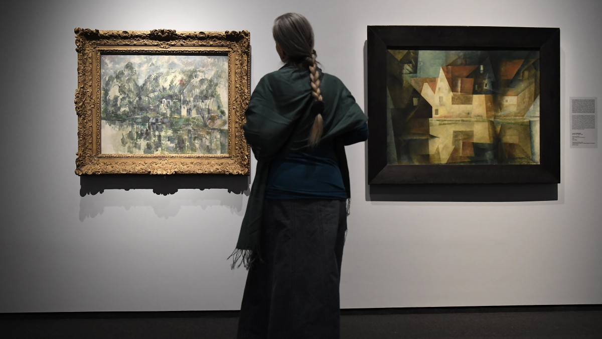 Érdeklődő a Cezanne-tól Malevicsig - Árkádiától az absztrakcióig sajtóbemutatóján a Szépművészeti Múzeumban 2021. október 27-én. A tárlat október 29. és 2022. február 13. között tekinthető meg.