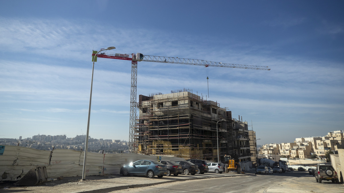 Építkezés a Jeruzsálem közelében fekvő ciszjordániai Ramot településen 2021. január 12-én. Benjamin Netanjahu izraeli miniszterelnök utasítást adott több száz telepes lakás felépítésének előmozdítására Ciszjordániában.