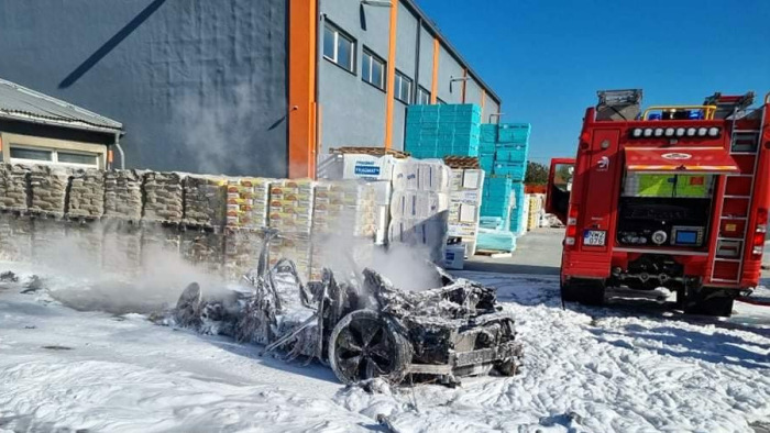 Porrá égett egy elektromos autó Székesfehérváron – képek