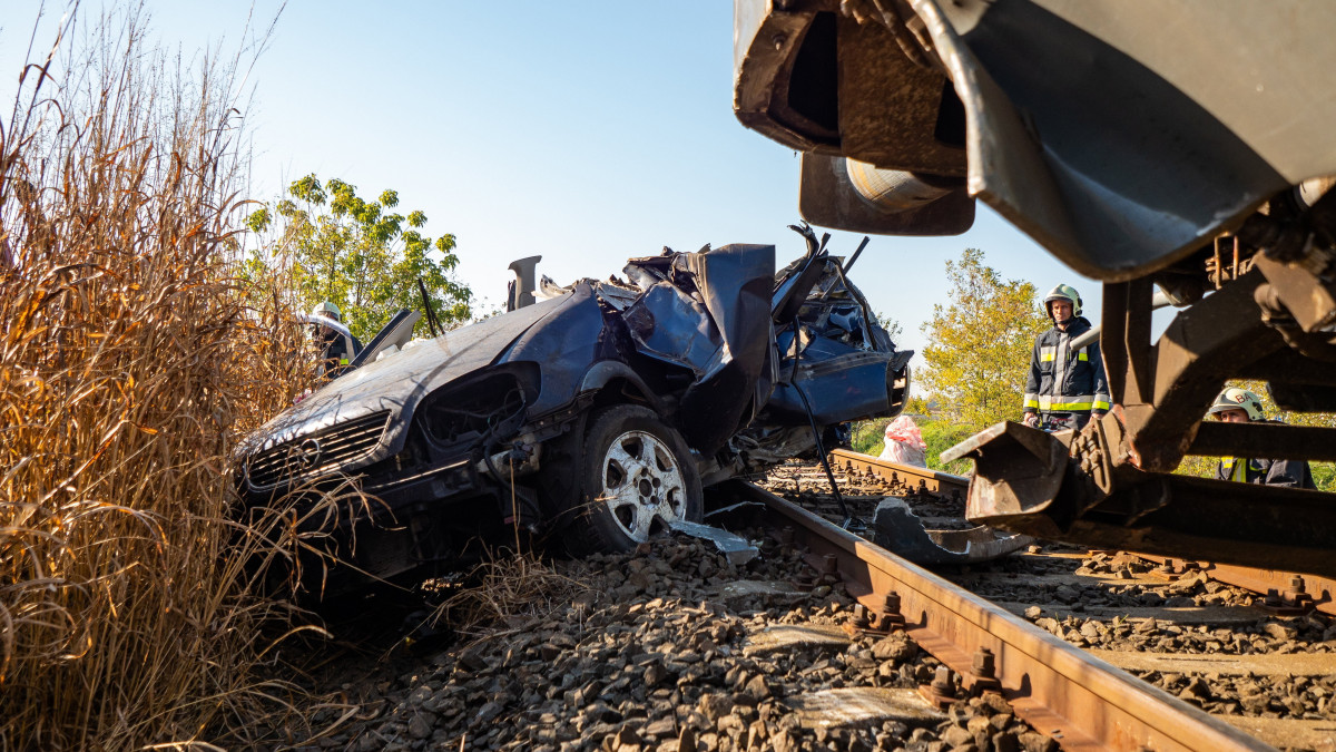 Ütközésben összeroncsolódot személygépkocsi a Mélykút és Bácsalmás közötti vasútvonalon 2021. október 28-án. A vonattal ütköző autóban négy nő utazott, egyikük a helyszínen életét vesztette, egyet pedig mentőhelikopterrel vittek kórházba.