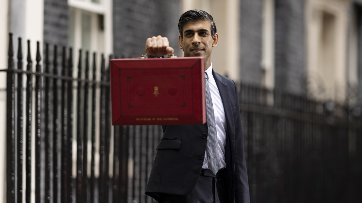 LONDON, ENGLAND - OCTOBER 27: Britains Chancellor of the Exchequer, Rishi Sunak holds the budget box as he departs 11 Downing Street, ahead of delivering his Autumn Budget and Spending Review to Parliament, on October 27, 2021 in London, England. In his statement to the House of Commons, Mr Sunak will announce an end to the public sector pay freeze, and an increase to the national minimum wage. (Photo by Dan Kitwood/Getty Images)