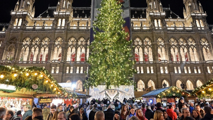Így készül Bécs a karácsonyi vásárokra
