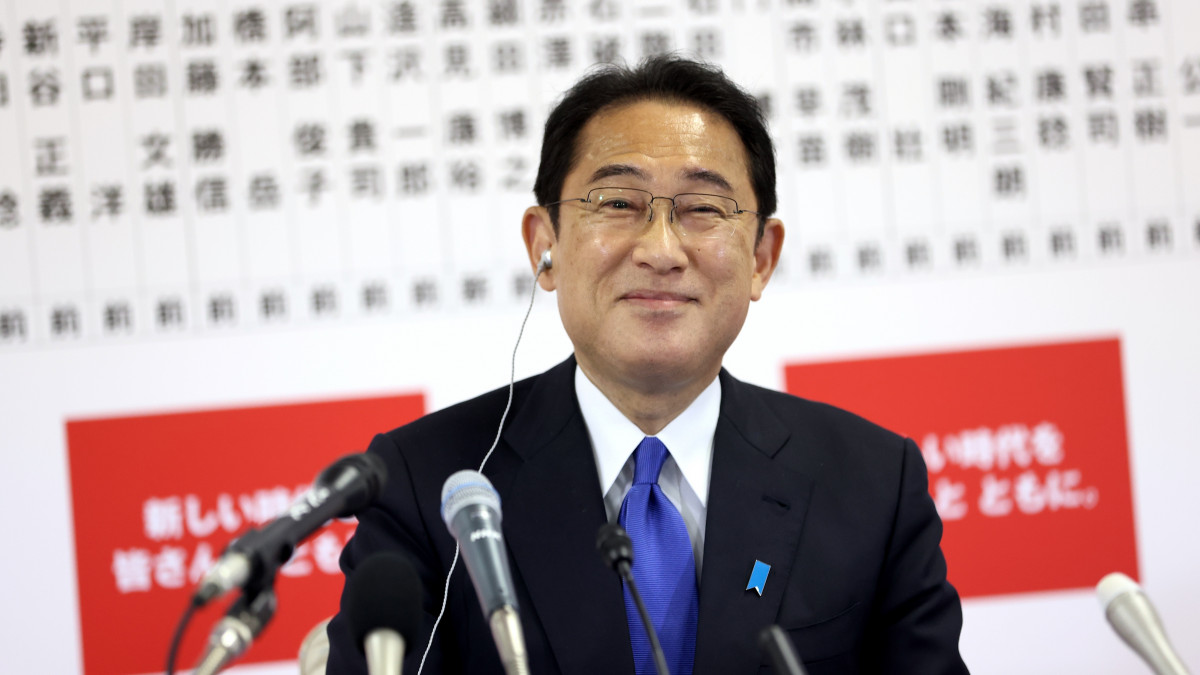 Kisida Fumio japán miniszterelnök, a Liberális Demokrata Párt (LDP) vezetője mosolyog a pártja tokiói székházában tartott sajtótájékoztatón a parlamenti választások napján, 2021. október 31-én. A helyi médiában megjelent előrejelzések szerint a kormányzó koalíciót alkotó jobboldali LDP és a jobbközép Komeito párt nyerhette meg a választásokat, és ugyan némi veszteséggel, de megőrizheti többségét a törvényhozásban.