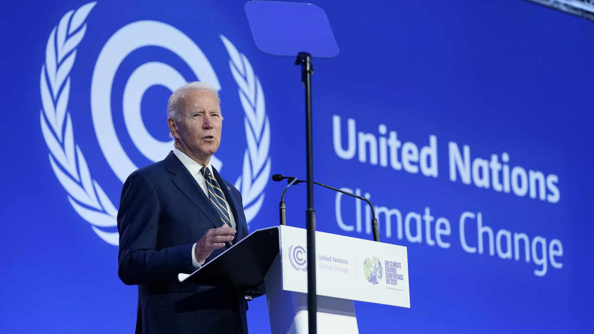 Joe Biden amerikai elnök beszédet mond az ENSZ 26. klímakonferenciáján (COP26) Glasgow-ban 2021. november 1-jén. A november 12-ig tartó tanácskozás célja, hogy a résztvevők elkötelezzék magukat amellett, hogy a globális felmelegedés mértéke ne haladja meg a 1,5 Celsius-fokot az iparosodás előtti értékhez képest.