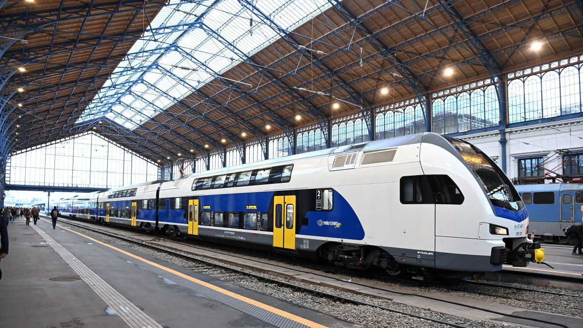 Az Esztergom és Budapest között közlekedő első emeletes vasúti járat a Nyugati pályaudvaron 2021. november 2-án.