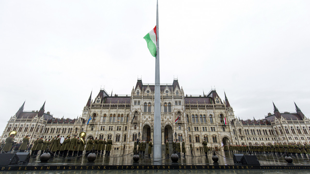 Katonai tiszteletadás mellett felvonják, majd félárbocra engedik Magyarország nemzeti lobogóját az Országház előtti Kossuth Lajos téren az 1956-os forradalom és szabadságharc leverésének 63. évfordulóján, a nemzeti gyásznapon, 2019. november 4-én.