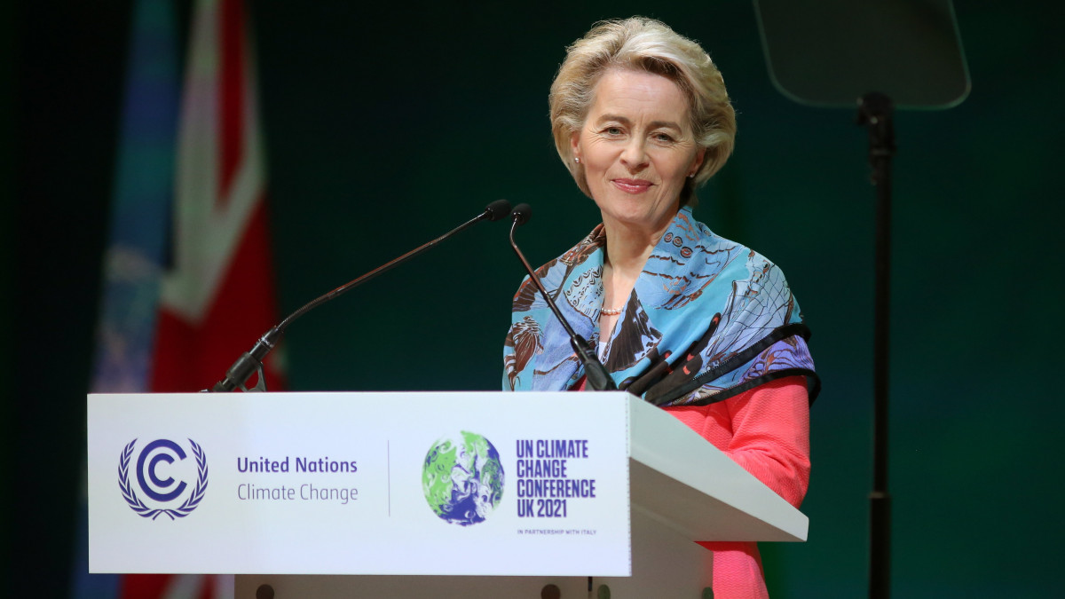 Ursula von der Leyen, az Európai Bizottság elnöke felszólal az ENSZ 26. klímakonferenciájának (COP26) egyik panelbeszélgetésén Glasgow-ban 2021. november 2-án.