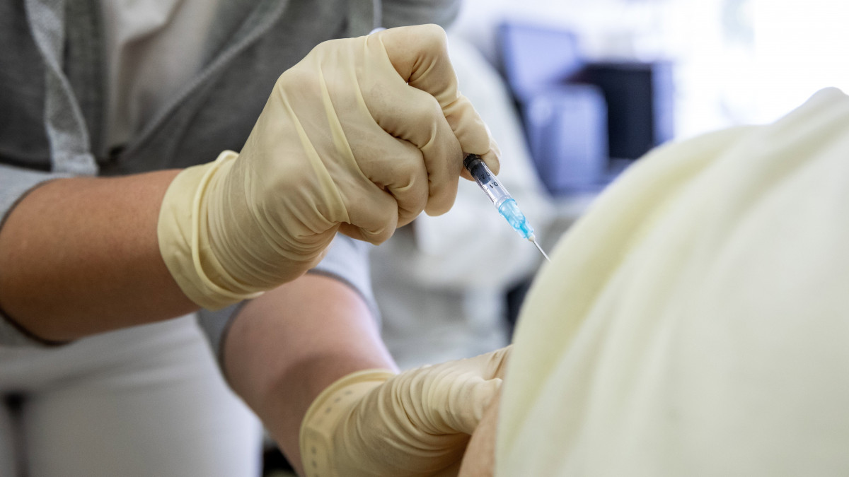 Somogyi Nóra asszisztens beolt egy nőt a német-amerikai fejlesztésű Pfizer-BioNTech koronavírus elleni oltóanyag, a Comirnaty-vakcina harmadik, emlékeztető adagjával a békéscsabai Réthy Pál kórházban 2021. október 19-én.