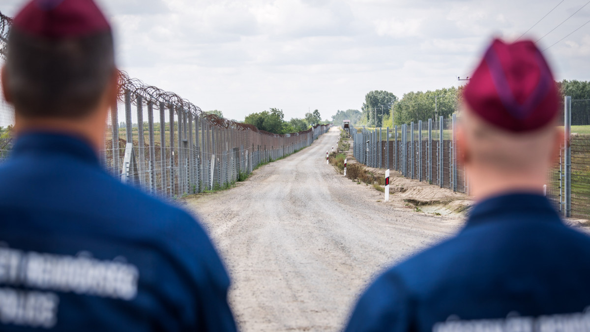 A Miniszterelnöki Kabinetiroda által közreadott képen rendőrök járőrőznek az ideiglenes biztonsági határzárnál a magyar-szerb határon, Ásotthalomnál 2021. szeptember 1-jén. Ezen a napon Bakondi György, a miniszterelnök belbiztonsági főtanácsadója sajtótájékoztatót tartott az ideiglenes biztonsági határzárnál, amelyen elmondta, hogy jelentősen emelkedett idén a határsértők száma 2020-hoz képest. A határsértők többsége már nem szír, hanem afgán állampolgárnak vallja magát.
