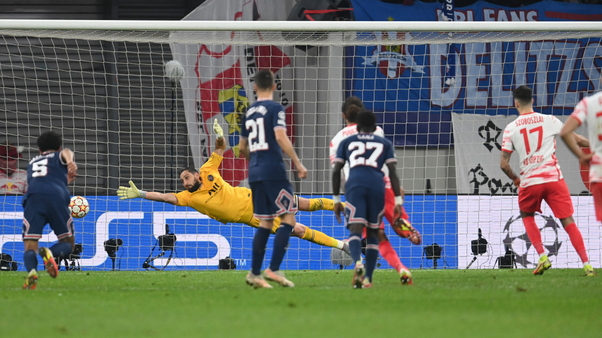 03 November 2021, Saxony, Leipzig: Football: Champions League, RB Leipzig - Paris Saint-Germain, Group Stage, Group A, Matchday 4 at Red Bull Arena. Leipzigs Dominik Szoboszlai (2.f.r) converts penalty to 2:2. Photo: Robert Michael/dpa-Zentralbild/dpa (Photo by Robert Michael/picture alliance via Getty Images)