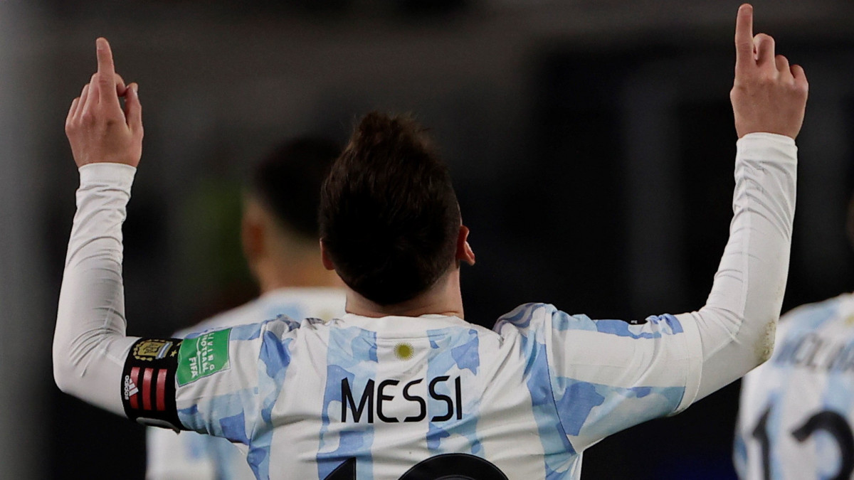 Az argentin Lionel Messi ünnepli gólját a 2022-es katari labdarúgó-világbajnokság dél-amerikai selejtezősorozatának 9. fordulójában játszott Argentína-Bolívia mérkőzésen Buenos Airesben 2021. szeptember 9-én. Az argentin válogatott Lionel Messi mesterhármasával 3-0-ra győzött. A 34 éves Messi a mérkőzésen megdöntötte Pelé válogatottbeli gólrekordját. A 34 éves támadó már 79 alkalommal talált a kapuba, míg a brazilok háromszoros világbajnoka 77-szer volt eredményes.