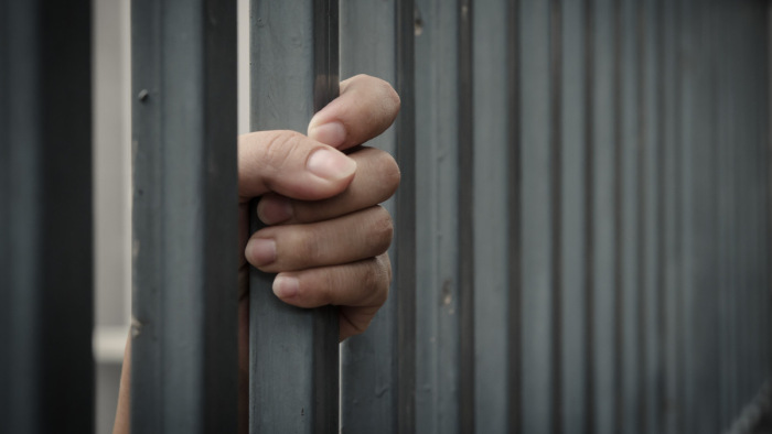 Kínzás, majd 40 év börtön vár egy belga segélymunkásra Iránban