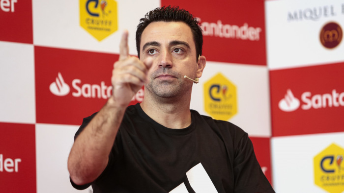 Eldőlt: Xavi ül a Barcelona kispadjára, de volt három követelése