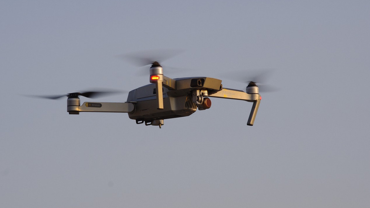 Drón szúrta ki a körforgalomba szemből behajtó autóst