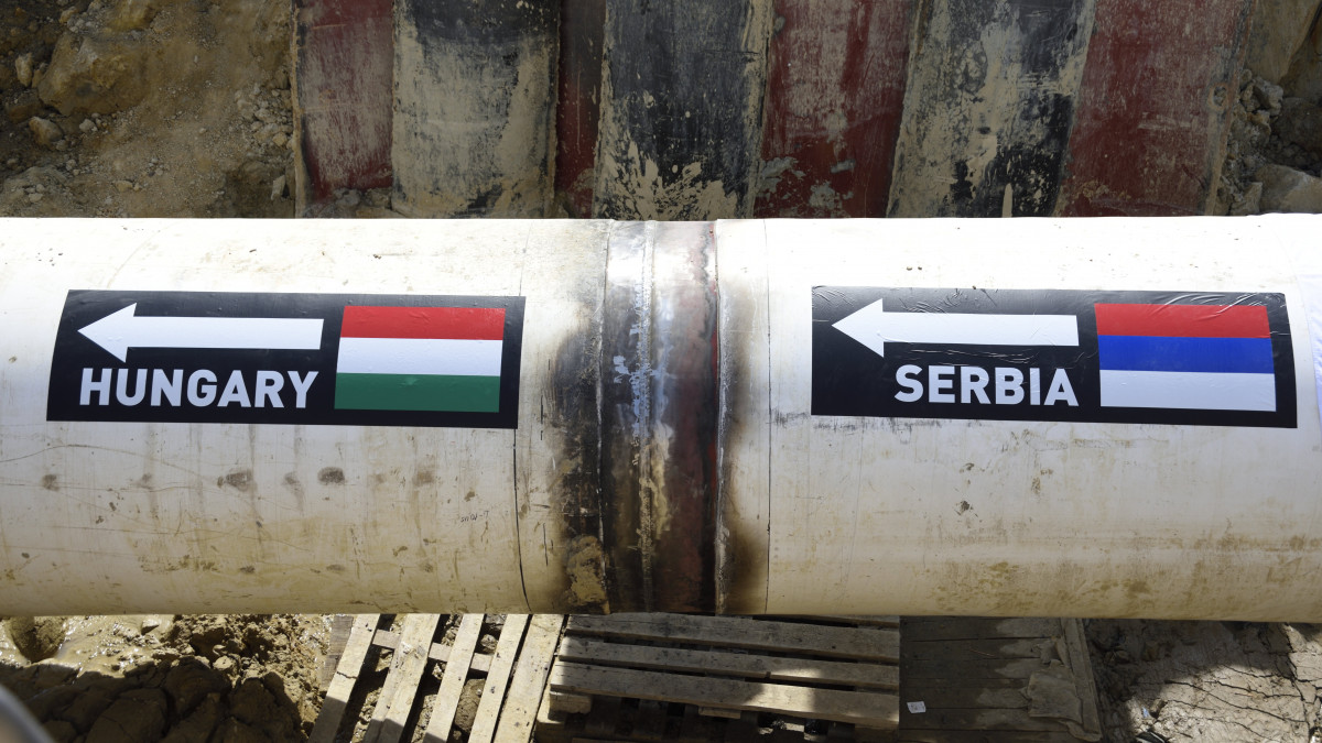 A határt keresztező szerb-magyar nagynyomású földgázvezeték a vajdasági Horgos és a Csongrád-Csanád megyei Röszke határában 2021. július 4-én. A Magyarországról átsajtolt csővég, illetve a szerb vezeték végpontjának összehegesztésével, az aranyvarrat elkészítésével megtörtént a szerb és a magyar nagynyomású földgázvezeték-rendszer fizikai összekapcsolása.