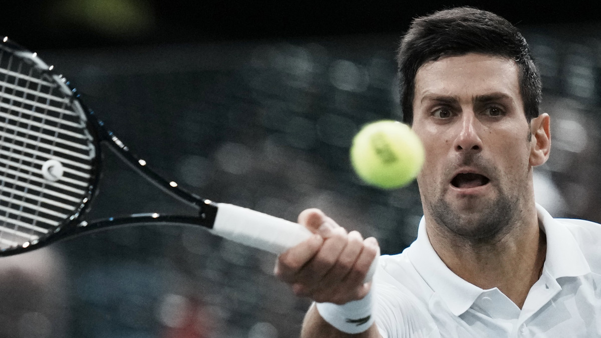 A szerb Novak Djokovic az orosz Danyiil Medvegyev ellen játszik a párizsi keménypályás férfi tenisztorna döntőjében 2021. november 7-én.