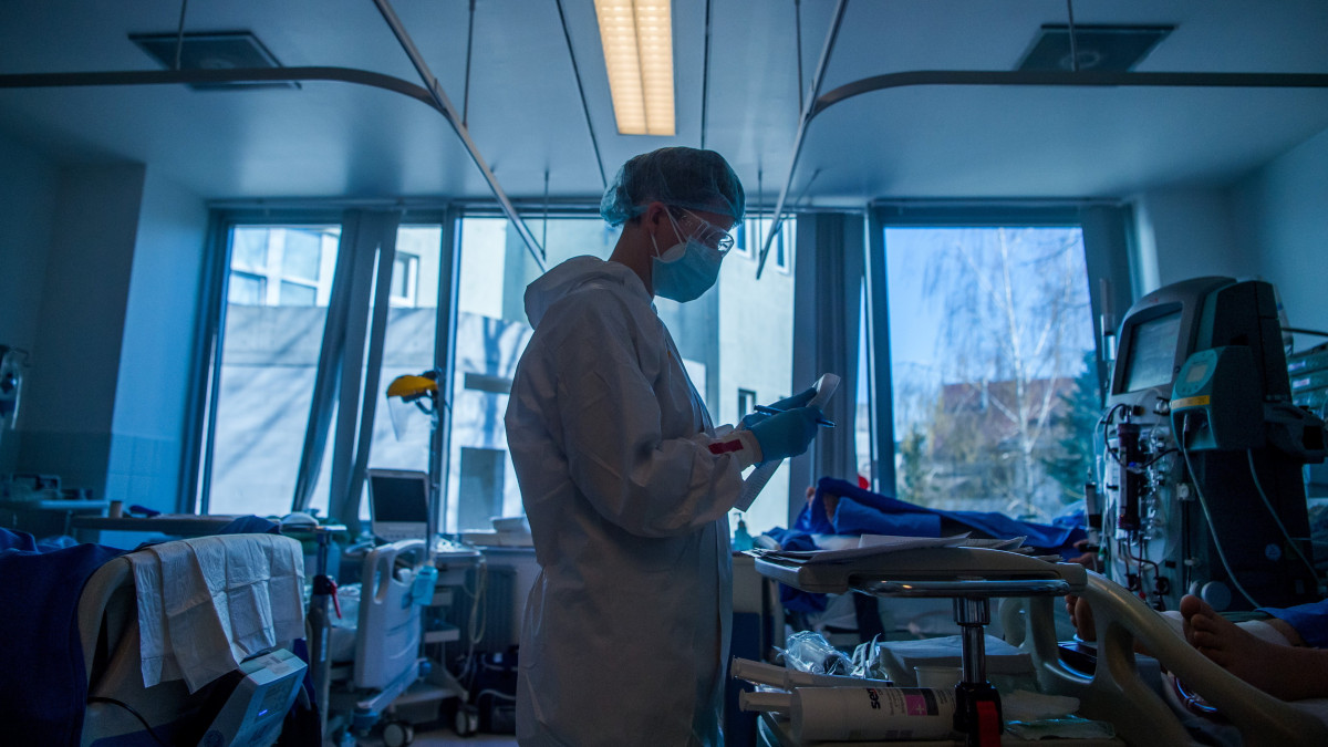 Védőfelszerelést viselő ápoló a fővárosi Semmelweis Egyetem Városmajori Szív- és Érgyógyászati Klinika koronavírussal fertőzött betegek fogadására kialakított intenzív osztályán 2021. április 9-én.