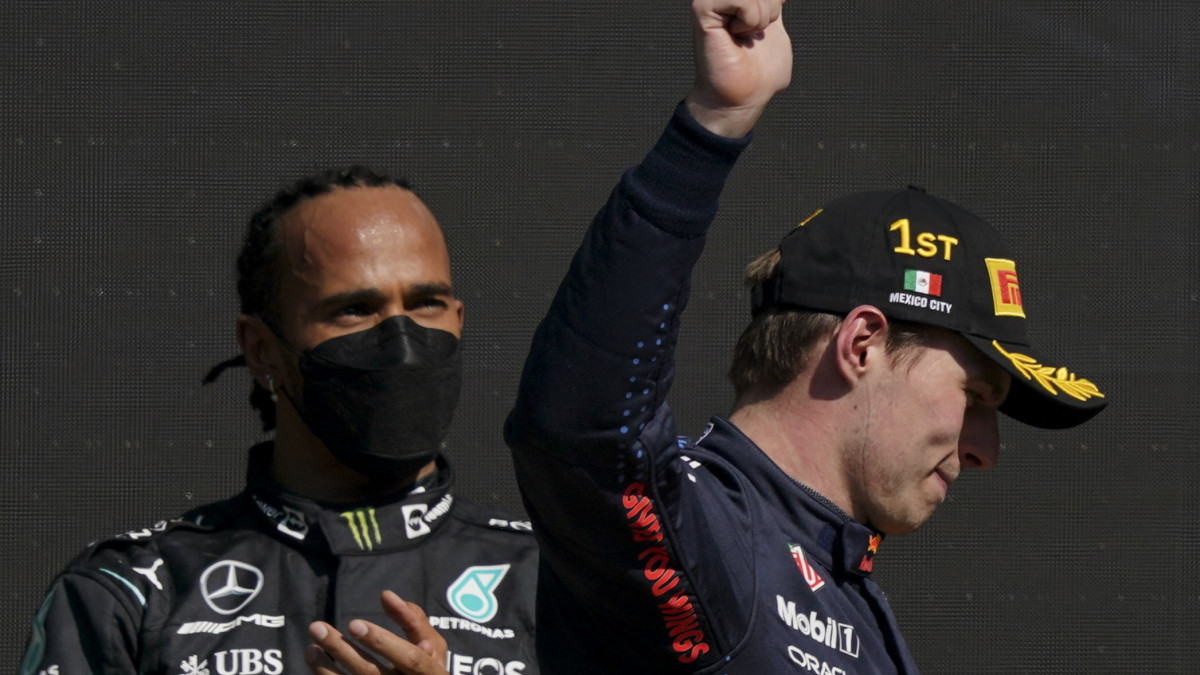 A második helyezett Lewis Hamilton, a Mercedes brit versenyzője (b) és a győztes Max Verstappen, a Red Bull holland versenyzője a Forma-1-es autós gyorsasági világbajnokság Mexikói Nagydíjának eredményhirdetésén a mexikóvárosi Hermanos Rodriguez versenypályán 2021. november 7-én.