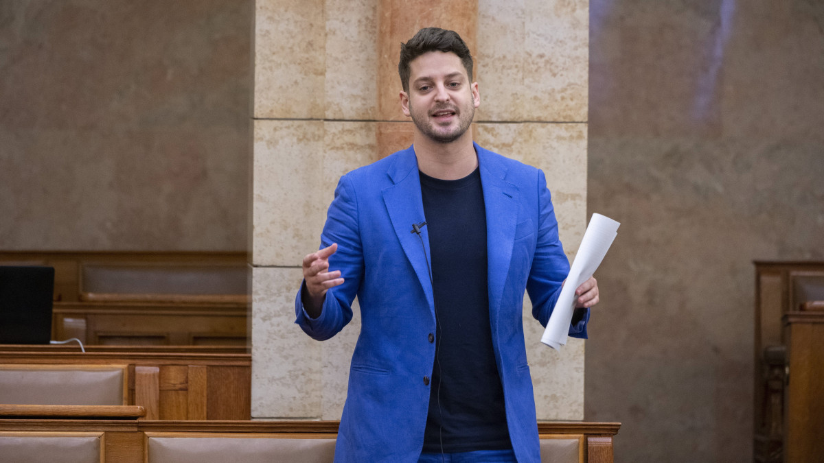 Ungár Péter, az LMP képviselője felszólal napirend előtt az Országgyűlés plenáris ülésén 2021. május 17-én.