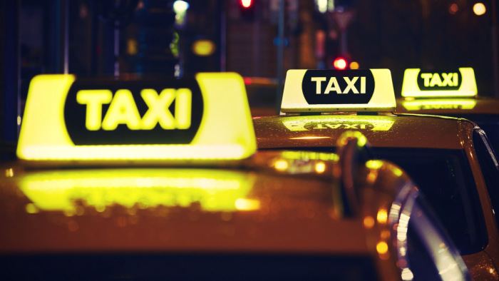 Kiderült, mi állhat a fővárosi taxisháború hátterében