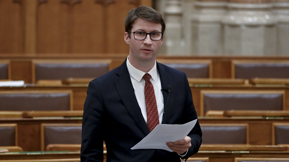 Böröcz László, a Fidesz képviselője interpellál az Országgyűlés plenáris ülésén 2021. november 8-án.