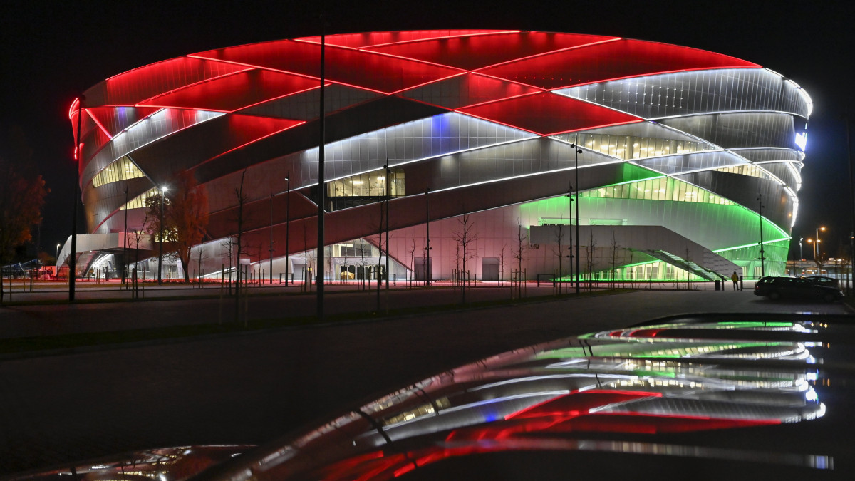A 2022-es férfi kézilabda-Európa-bajnokság egyik helyszíne, a Budapest-Népliget autóbusz-pályaudvar szomszédságában épülő, átadás előtt álló Budapesti Multifunkcionális Sportcsarnok fénypróbája 2021. november 8-án.
