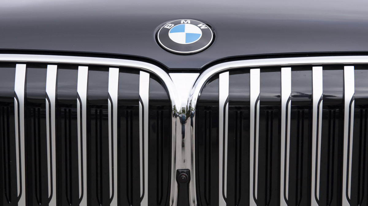 A BMW emblémája a müncheni székház előtt a német járműgyártó évenkénti részvényesi közgyűlésének napján, 2019. május 16-án.