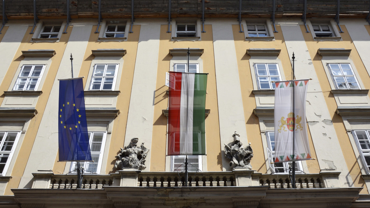 Budapest, 2014. május 1. A Főpolgármesteri Hivatal Városház utcai homlokzatának részlete.  MTVA/Váli Miklós