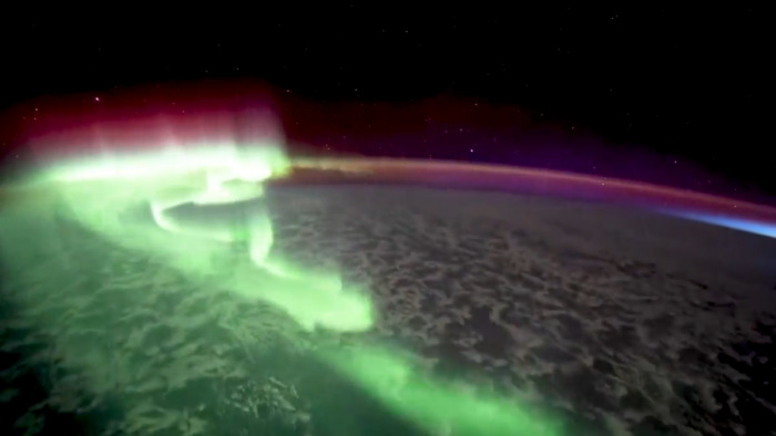 Az űrből örökítették meg a sarki fény táncát - videó