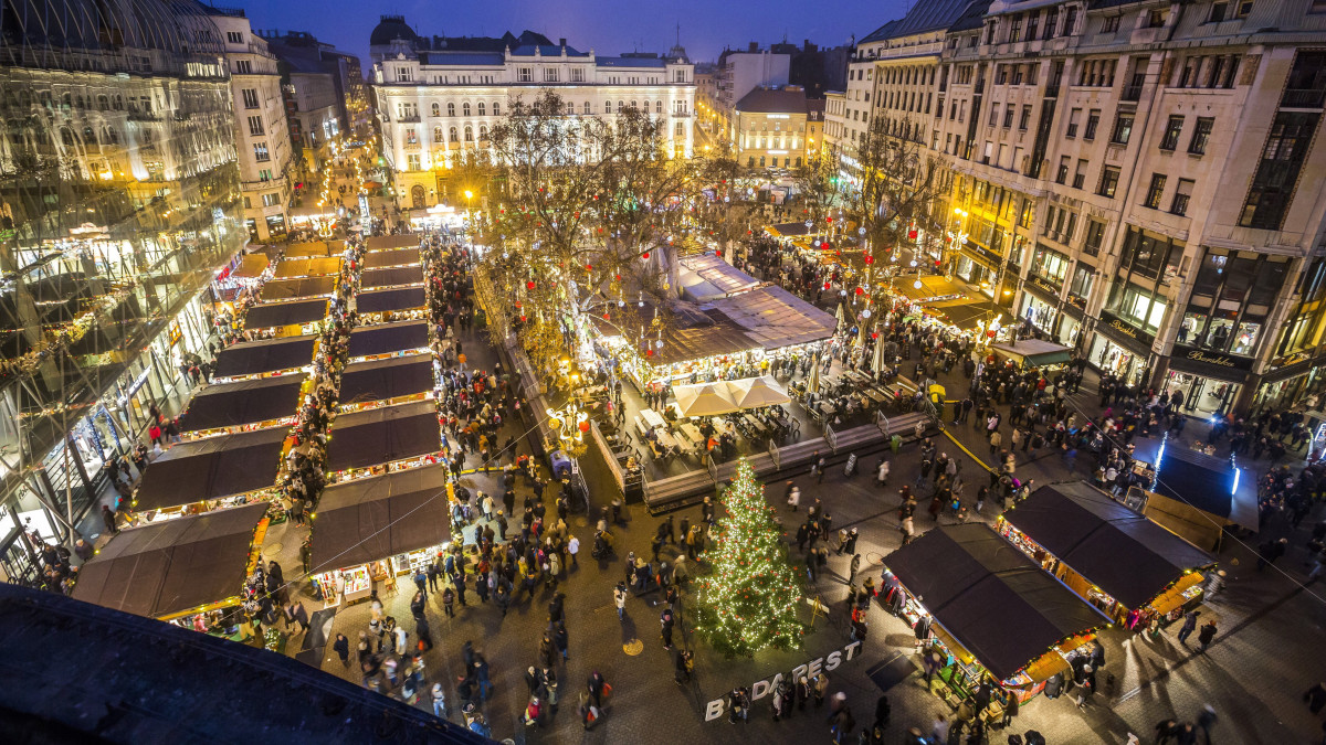 A budapesti adventi és karácsonyi vásár a Vörösmarty téren advent utolsó vasárnapján, aranyvasárnap 2016. december 18-án.