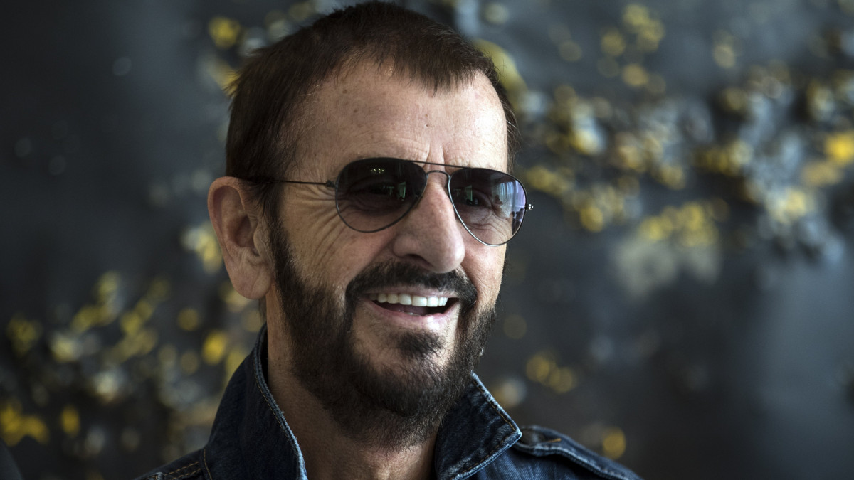 Párizs, 2018. június 6.Ringo Starr, az egykori Beatles angol zenekar dobosa sajtótájékoztatót tart Párizsban 2018. június 6-án, az együttese európai koncertkörútjának kezdőnapján. (MTI/EPA/Etienne Laurent)