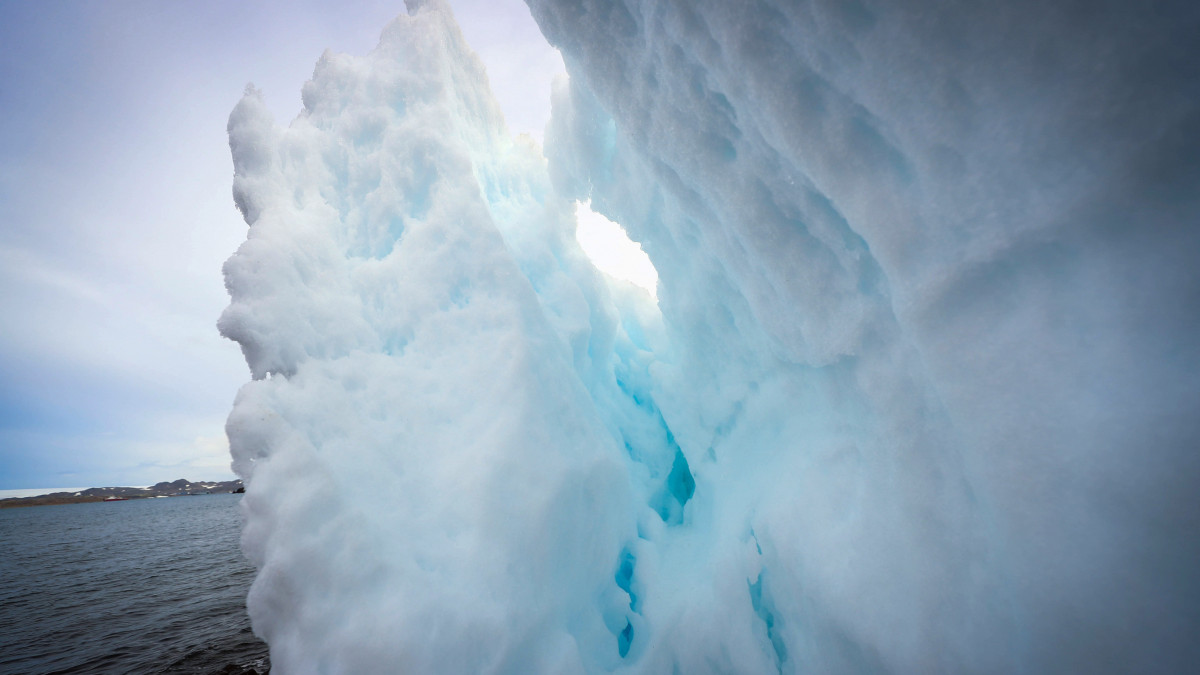2020. január 17-i kép a Collins-gleccser jégfaláról az Uruguay által üzemeltetett Artigas kutatóbázis közelében, az antarktiszi György király-szigeten. A Déli-sarkvidék partjaitól mintegy 120 kilométerre fekvő, 95 kilométer hosszú és 25 kilométer széles sziget legnagyobb részét az utóbbi időkig egész évben jég borította, a globális felmelegedés hatására azonban egyre nagyobb területén olvad el a jégpáncél a déli félteke nyári hónapjaiban. A sziget több fóka- és pingvinfaj otthona, és nyaranta sarkvidéki madarak fészkelőhelye.