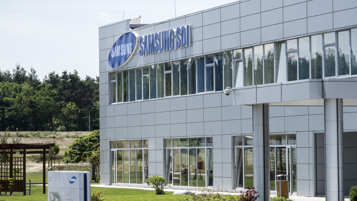 A Samsung SDI gödi elektromos jármű akkumulátor gyárának főépülete Gödön 2017. május 29-én, a gyár nyitóünnepségének napján.