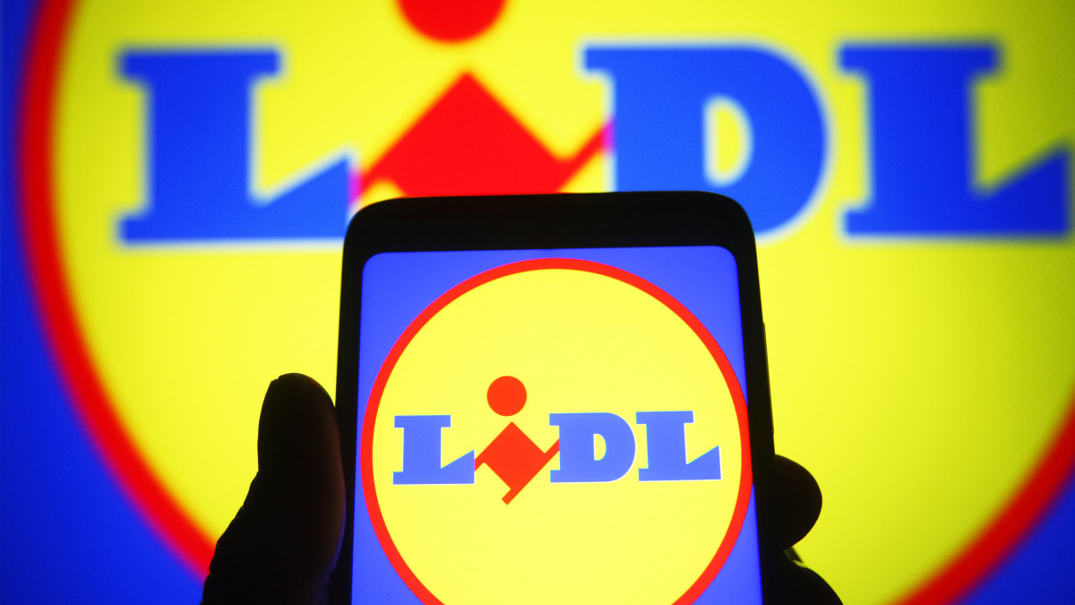 UKRAINE - 2021/11/06: In this photo illustration a Lidl Stiftung & Co. KG logo is seen on a smartphone screen. (Photo Illustration by Pavlo Gonchar/SOPA Images/LightRocket via Getty Images)