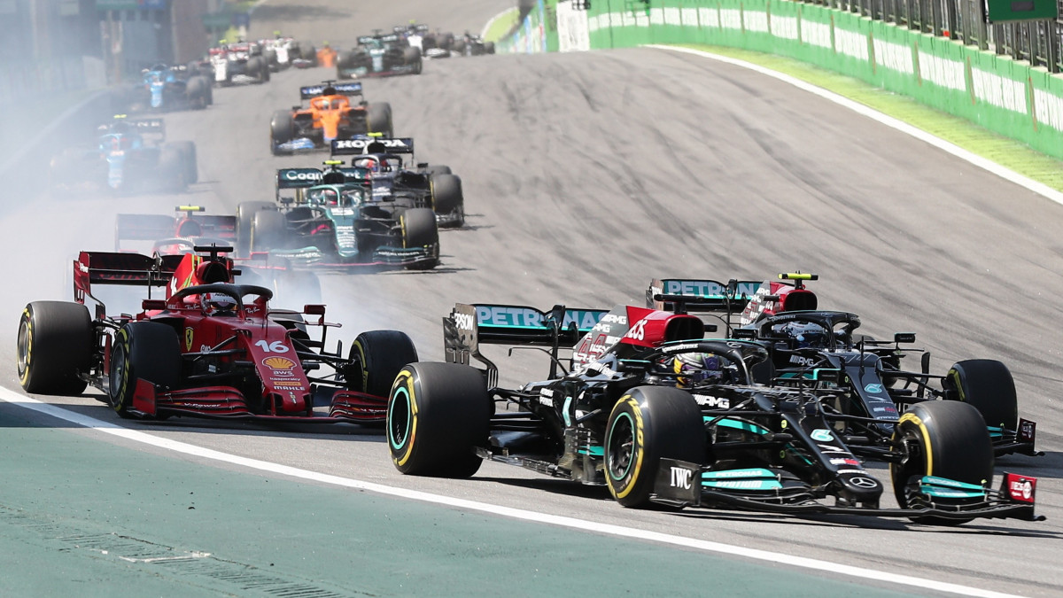 Charles Leclerc, a Ferrari monacói versenyzője, Lewis Hamilton, a Mercedes brit címvédője és finn csapattársa, Valtteri Bottas a Forma-1-es autós gyorsasági világbajnokság brazil Nagydíján a Sao Pauló-i Interlagos pályán 2021. november 14-én.