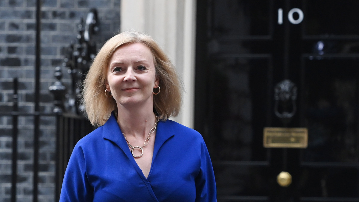 Liz Truss eddigi brit külkereskedelmi miniszter kormányülésről távozik a londoni kormányfői rezidenciáról, a Downing Street 10-ből 2021. szeptember 15-én, miután a kormányátalakítást végző Boris Johnson brit miniszterelnök külügyminiszterré nevezte ki.