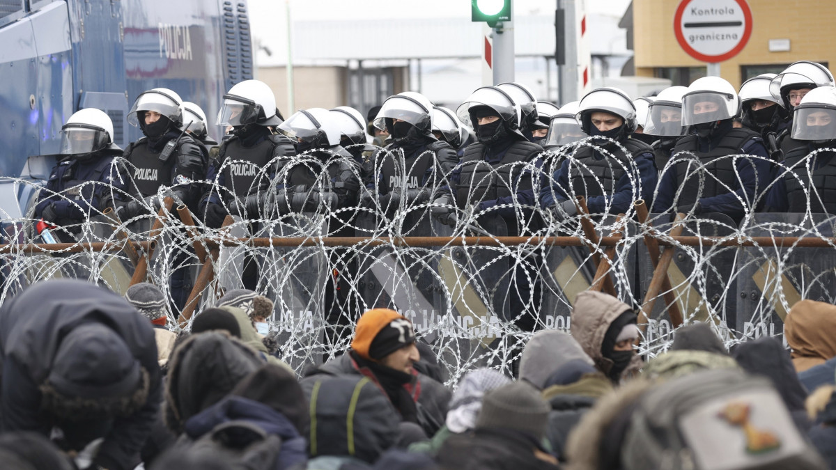 Az Európai Unióba igyekvő migránsok a lengyel határnál, a kuznicai átkelőnél, a fehéroroszországi Grodno környékén 2021. november 15-én. Az Európai Unió külügyminiszterei november 15-én újabb szankciókat határozhatnak el a fehérorosz vezetés ellen, amiért feltételezések szerint az országba csábítja a migránsokat, hogy onnan Lengyelország és az Európai Unió területére menjenek át illegálisan.