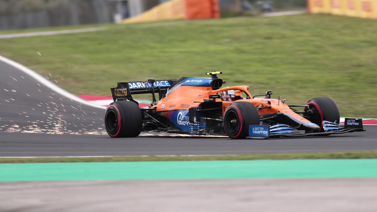 Lando Norris, a McLaren brit versenyzője a Forma-1-es autós gyorsasági világbajnokság Török Nagydíjának időmérő edzésén az isztambuli pályán 2021. október 9-én. A futamot október 10-én rendezik.