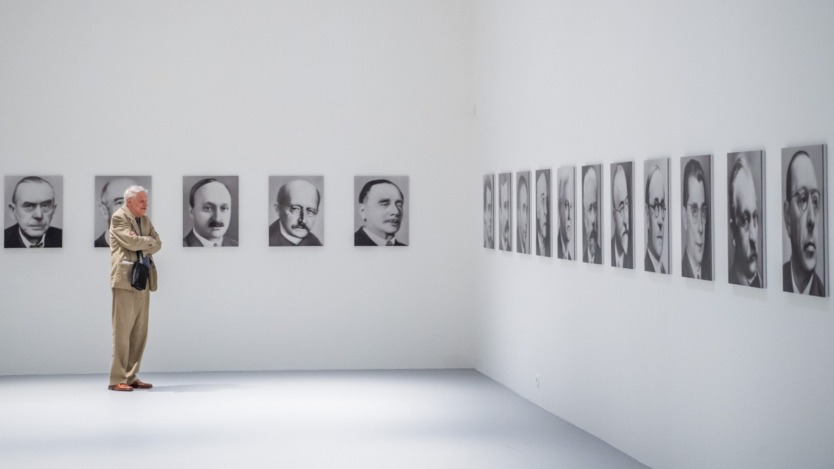 Érdeklődő Gerhard Richter kortárs német képzőművész Valós látszat című kiállításának sajtóbemutatóján a Magyar Nemzeti Galériában 2021. augusztus 26-án. Magyarországon első ízben látható a német művész életművének valamennyi korszakát átfogó kiállítás.