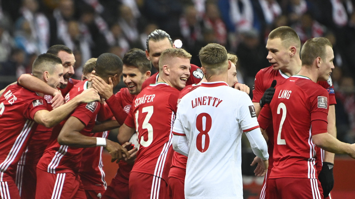A gólszerző Schäfer Andrásnak (k) gratulálnak csapattársai a labdarúgó-világbajnokság európai selejtezőjében játszott Lengyelország - Magyarország mérkőzésen a varsói Nemzeti Stadionban 2021. november 15-én.