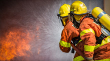 Hősként ünneplik a tűzoltók az alagútban kigyulladt autószállító sofőrjét