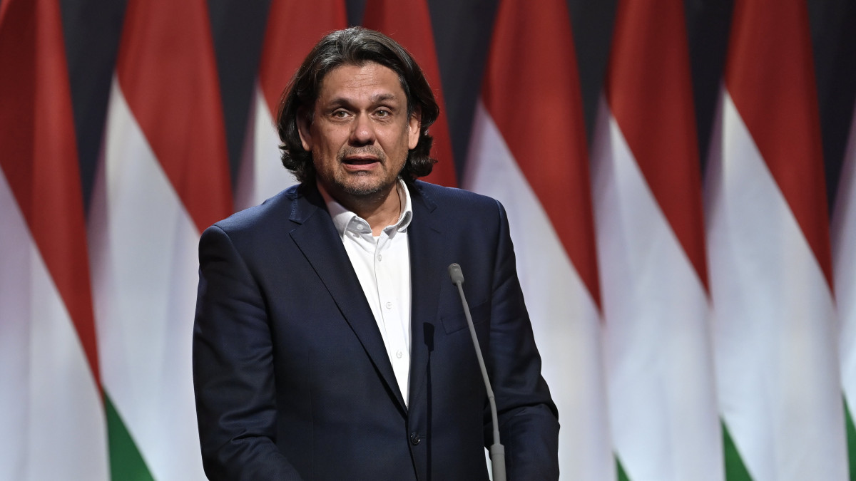 Deutsch Tamás, a Fidesz európai parlamenti delegációjának vezetője beszédet mond a párt 29. tisztújító kongresszusán a Hungexpón 2021. november 14-én.