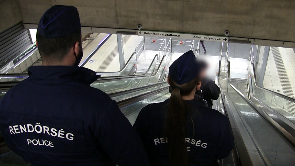 A 4-es metrón akcióztak – videó