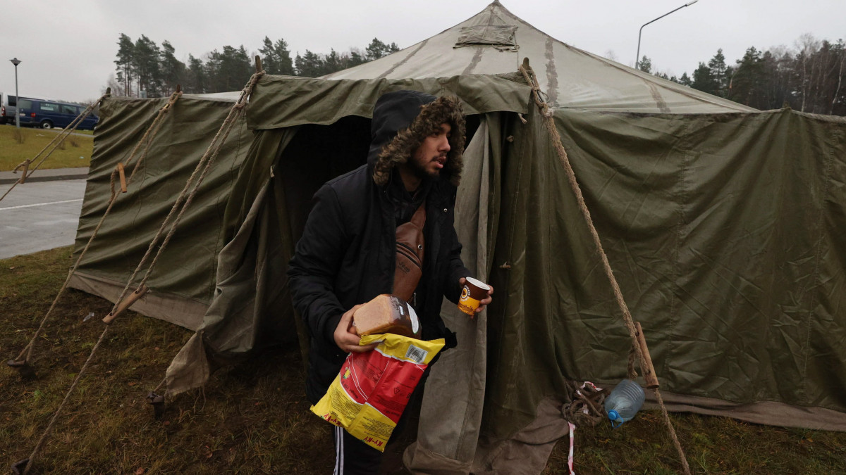 Az Európai Unióba igyekvő migráns fehérorosz katonáktól kapott élelemmel Kuznica Bialostocka-Bruzgi lengyel-fehérorosz határátkelőnél, a fehéroroszországi Grodno környékén 2021. november 17-én.