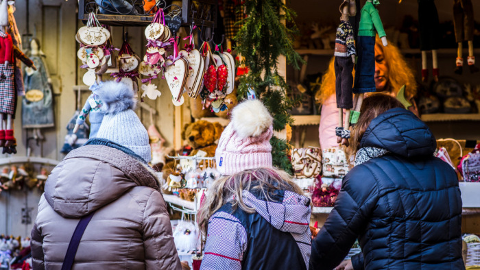 Megnyílt a Vörösmarty téri karácsonyi vásár – csak a védetteknek