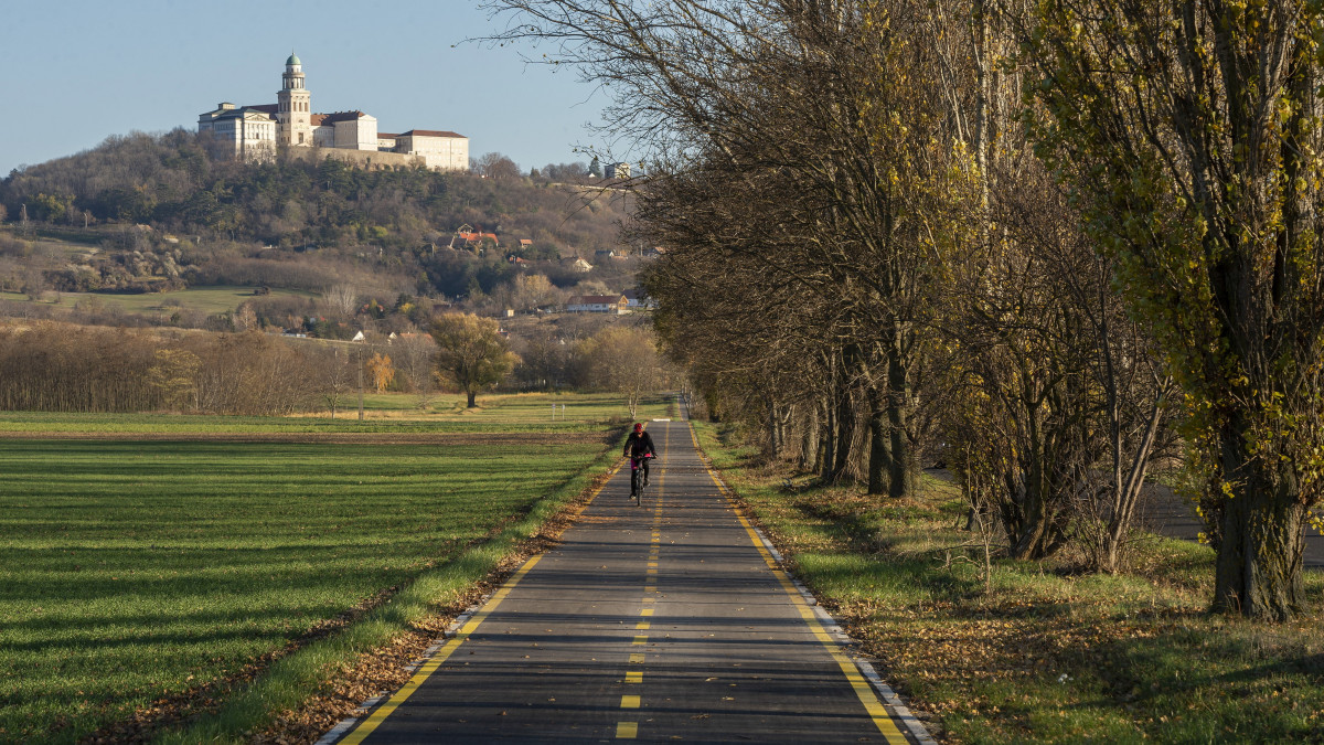 A Győr és Pannonhalma közötti kerékpárút az átadóünnepség napján Pannonhalma határában 2021. november 20-án. A Modern városok program részeként, az Innovációs és Technológiai Minisztérium (ITM) támogatásával épült meg a kerékpárút 18,4 kilométer hosszan, nettó 1,7 milliárd forintból.