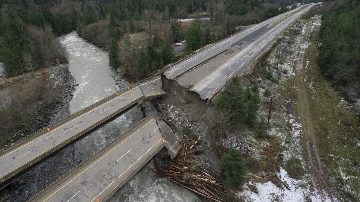 Egy autópálya hídjában keletkezett sérülés a kanadai Brit Columbia tartományban fekvő Hope térségében 2021. november 18-án, az előző napok rendkívül heves esőzése és földcsuszamlásai után.