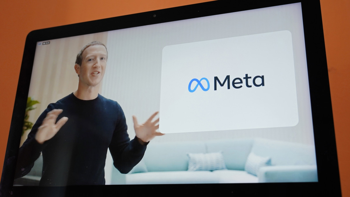 Mark Zuckerberg, a Facebook internetes közösségi portál társalapítója és vezérigazgatója 2021. október 28-án bejelenti, hogy a Facebook új neve Meta lesz. Zuckerberg szerint a Facebook márkanév jelenleg egy termékhez, a közösségi oldalhoz kapcsolódik, de reméli, hogy idővel egy metaverzumot működtető cégnek tekintik majd őket az emberek.