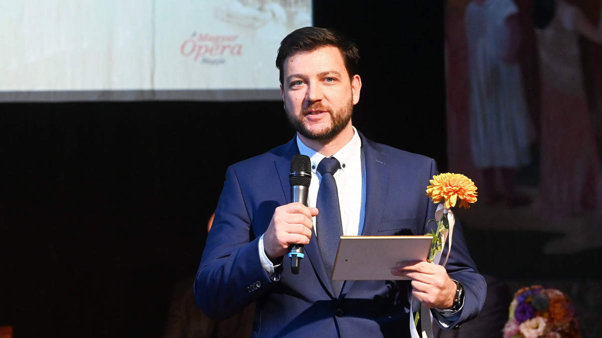 Papp Dániel, az MTVA vezérigazgatója beszél, miután megkapta az Opera Corpus Sajtódíjat a Magyar Opera Napja alkalmából rendezett díjátadó ünnepségen az Erkel Színházban 2021. november 8-án.